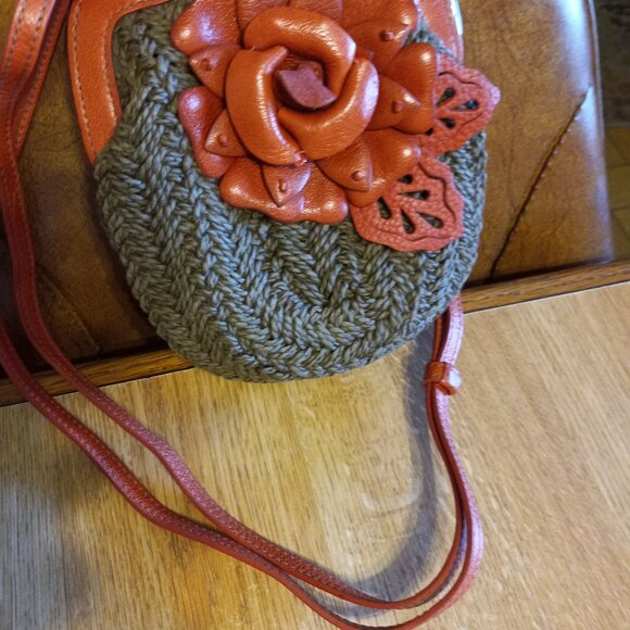 AUTHENTIC Brighton Wicker w Leather Trim & Flower Crossbody Bag Handbag Purse - Picture 1 of 9